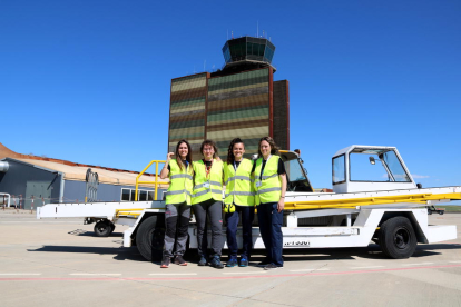 Més de la meitat de les operàries de rampa a l'Aeroport d'Alguaire són dones, una rara avis en un sector masculinitzat