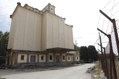 Imagen de uno de los antiguos silos que será demolido para construir el albergue.
