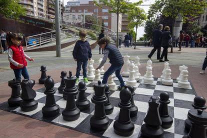 Escacs gegants a la plaça Ricard Viñes.