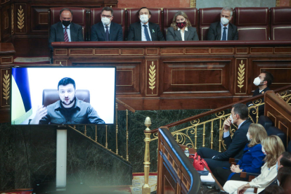 El presidente de Ucrania, Volodímir Zelenski, interviene telemáticamente en el hemiciclo del Congreso de los Diputados.