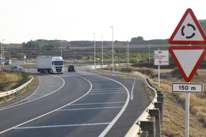 La carretera C-12 a su paso por Alfés, uno de los tramos donde se plantea el carril central para adelantar.