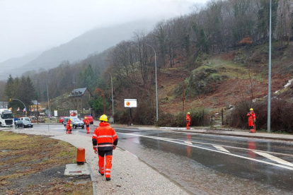 Los bomberos controlaron durante toda la jornada que la N-230 no quedara inundada por el agua. En Les (foto dcha) y Bossòst se desbordaron barrancos afluentes del Garona.