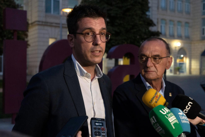 El alcalde de Lleida, Miquel Pueyo, y el primer teniente alcalde y concejal de Urbanismo, Toni Postius, atendiendo a los medios de comunicación al volver de Madrid