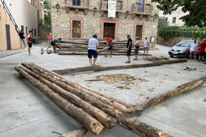 La plaza del ayuntamiento de Coll de Nargó se ha llenado de troncos para construir las embarcaciones.
