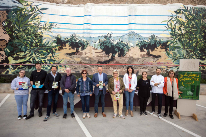 Restauradores, miembros del consell comarcal y representantes de la cooperativa de Vinaixa, en la presentación de la 28 Mostra.