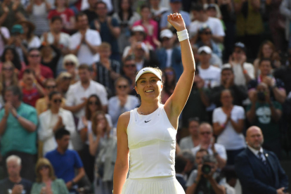 Paula Badosa celebra el seu triomf a la pista central de Wimbledon.