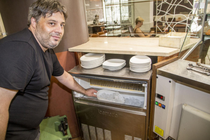 Àngel Monclús, del Cafè Namasté, con la máquina de hielo que tiene en su negocio.