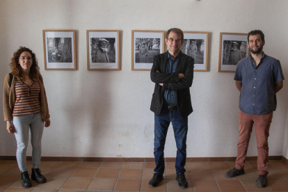 El fotógrafo leridano Toni Prim (en el centro), ayer en la inauguración de la exposición en Lo Pardal.