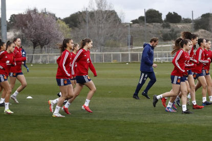 Andrea conduce el balón en el partido disputado con el AEM esta temporada contra el Deportivo.