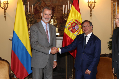 El rei, saludant el president colombià Gustavo Petro.