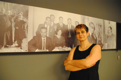 Maribel Pedrol, junto a la imagen de la primera trabajadora del Canal, Carmen Castro. 