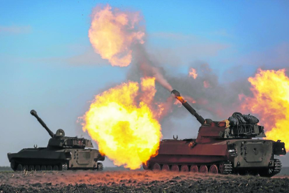 L’artilleria ucraïnesa dispara des de les seues posicions a Khàrkiv.