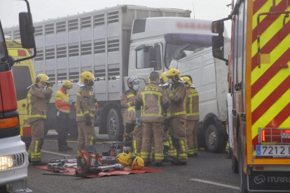 El camión y la furgoneta implicados en el accidente de Artesa de Segre.