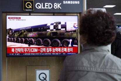 Una mujer ve las noticias en una estación en Seúl.