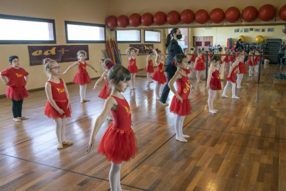 Una clase de la Escola de Dansa Montse Esteve de Guissona, con niñas refugiadas. 
