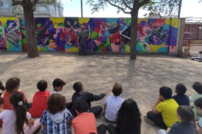Mural col·laboratiu sobre música i art a l'escola Enric Farreny de Lleida