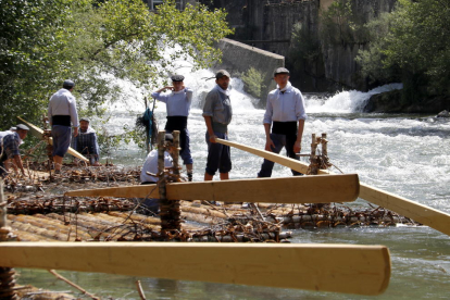La Pobla de Segur vuelve a rememorar el antiguo transporte fluvial de la madera con una festividad 