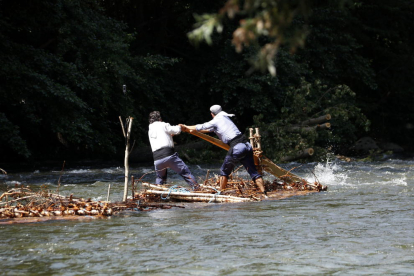La Pobla de Segur torna a rememorar l'antic transport fluvial de la fusta amb una diada 