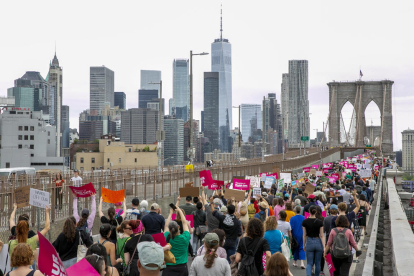 Marxes a favor de l’avortament als EUA - Milers de dones van sortir dissabte als carrers de les principals ciutats dels EUA (com a Nova York, a la foto) per manifestar-se a favor de l’avortament legal a tot el país davant de la possibilitat qu ...