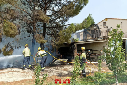 Los bomberos sufocaron el incendio de arboleda y matojos próximo a una vivienda en la C-12 en Lleida. 