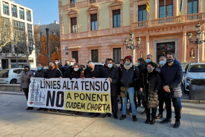 Membres de la Plataforma contra els macroprojectes energètics de les Terres de Ponent i alcaldes i representants de municipis del Segrià davant de la subdelegació del govern de l'Estat a Lleida.