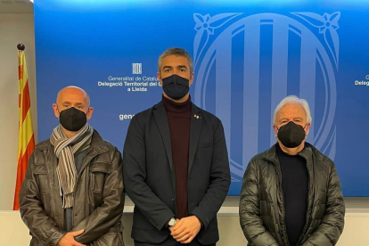 El delegat del Govern a Lleida, Bernat Solé, amb Francesc Oró, president de la Fundació Oró, i Joan Anton Català (esquerra), proposat com a comissari de l'Any Oró.