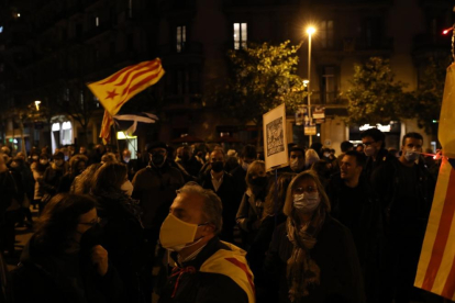 Unes 150 persones es van concentrar ahir davant de la delegació del Govern a Barcelona.