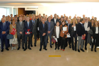 Foto de familia de la celebración de las tres décadas de Forum Empresa con socios, autoridades, empresarios y directivos de Lleida.