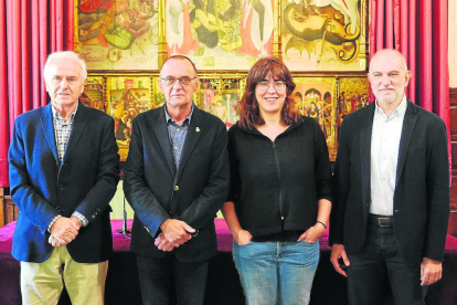 Els representants del Banc dels Aliments de Lleida, amb l’alcalde i el director de Fira de Lleida.