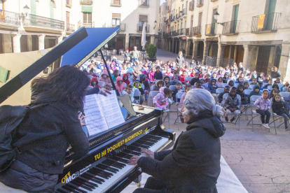 Una de les sessions musicals per a escolars de Cervera, ahir a la plaça Major amb ‘Mozart’ al piano.