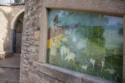 Un dels vidres antixoc que protegeix les majòliques de la font del Congrés, destrossat.