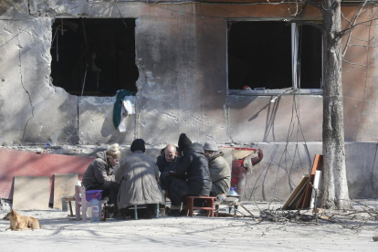 Un grup de civils preparen menjar a l’assetjada ciutat ucraïnesa de Mariúpol.