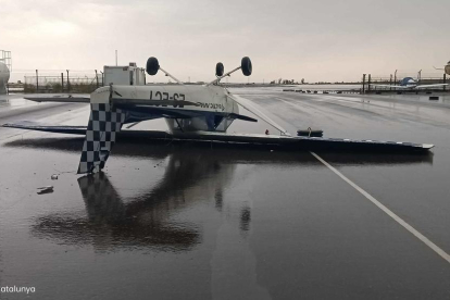 Una avioneta tombada pel vent d'una tempesta virulenta que ha afectat l'aeroport de Lleida-Alguaire