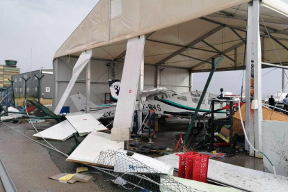 Hangares destrozados al aeropuerto de Alguaire