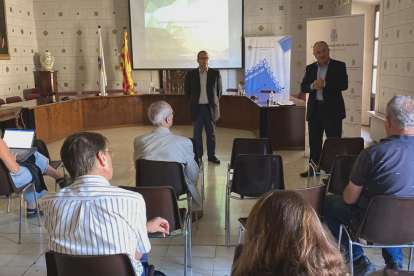 Un instant de la jornada immobiliària celebrada a l'Ajuntament de la Seu d'Urgell, amb el director de l'APCE, Marc Torrent, i Blai Morera, director de negoci immobiliari de Caixabank