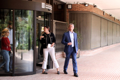 El conseller d'Educació, Josep Gonzàlez-Cambray, surt del Departament per atendre als mitjans.