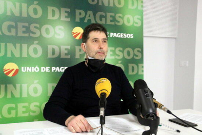 El responsable del sector porcí d'Unió de Pagesos,, Rossend Saltiveri, durant la roda de premsa a la seu del sindicat a Lleida.
