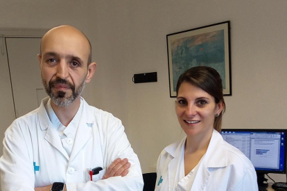 El doctor Antoni Garcia Guiñón, responsable del projecte, i la infermera de l'ADI Yasmina Serés.