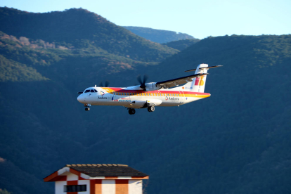 Un avió procedent de Madrid arribant a l'aeroport d'Andorra-la Seu.