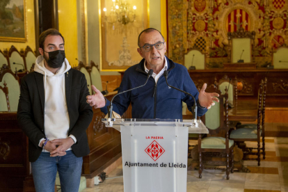 L’alcalde de Lleida, Miquel Pueyo, ahir al costat del regidor Ignasi Amor durant la compareixença.