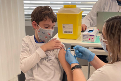 Un niño recibe la segunda dosis de la vacuna contra la covid en Lleida.