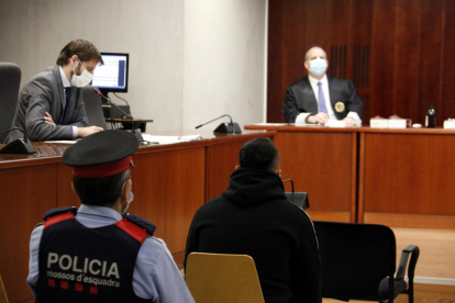 L'acusat d'assaltar noies en portals i carrers de Lleida, amb el seu advocat a l'esquerra i un dels magistrats al fons, a l'Audiència de Lleida