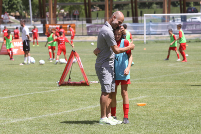Pep Guardiola dona instruccions a un dels participants en el Pep Summer Camp.