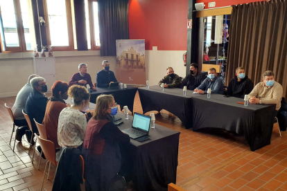 Reunió del delegat del Govern a Lleida, Bernat Solé, amb la comunitat ucraïnesa de Guissona, acompanyat per l'alcalde Jaume Ars i regidors del govern municipal.