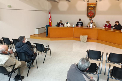 Pleno para pedir la dimisión del primer edil  -  El pleno de La Portella se reunió ayer a instancias del grupo de ERC, en la oposición, para pedir explicaciones al alcalde, Carles Català, sobre el desahucio de un vecino el pasado mes de enero y ...