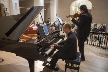 El violinista Joan Espina i el pianista Jordi Castellà van interpretar ‘Ramanza de saló’, de Blancafort.