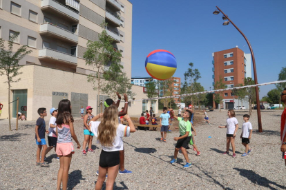 Un grupo de niños jugando a voleibol en una edición anterior del ‘Esportmania’.