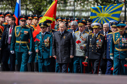 Vladímir Putin asiste a una ceremonia de colocación de coronas en la Tumba del Soldado Desconocido.