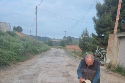 Un veí es dedica a tapar forats de camins de l’Horta.