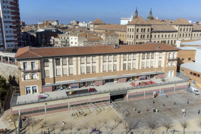 La escuela Jaume Balmes, donde también habrá placas.